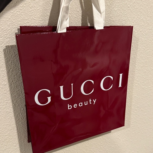 New Gucci Beauty Burgundy shopping Tote good for gifting it elevates your gifts